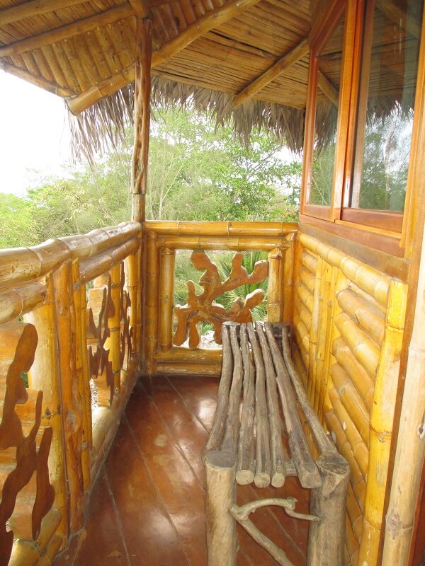 Sitzbank auf Balkon auf der Hacienda El Dorado, Ecuador