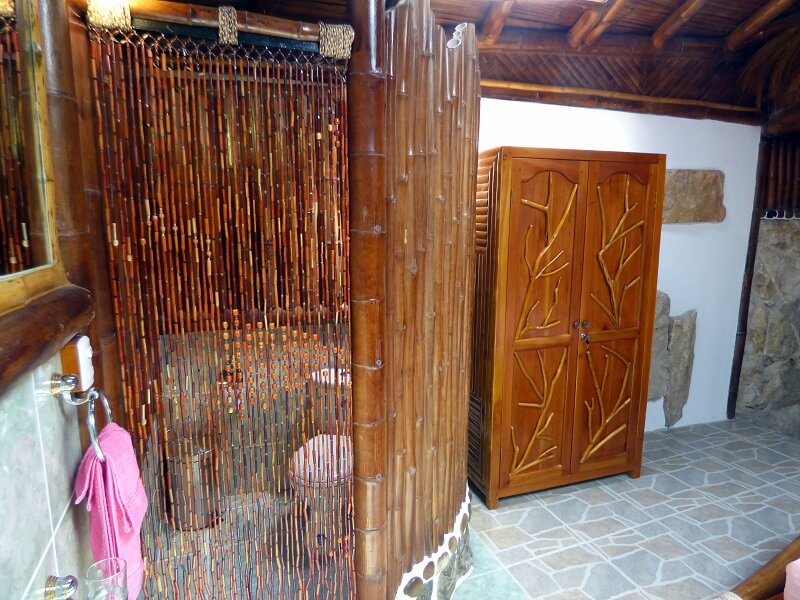 Toilette in Dreibettzimmer in der Hacienda El Dorado, Ecuador