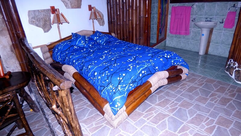 Doppelbett in Dreibettzimmer in der Hacienda El Dorado, Ecuador