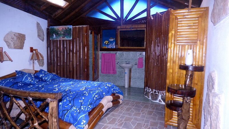 Doppelbett in Dreibettzimmer, Hacienda El Dorado, Ecuador