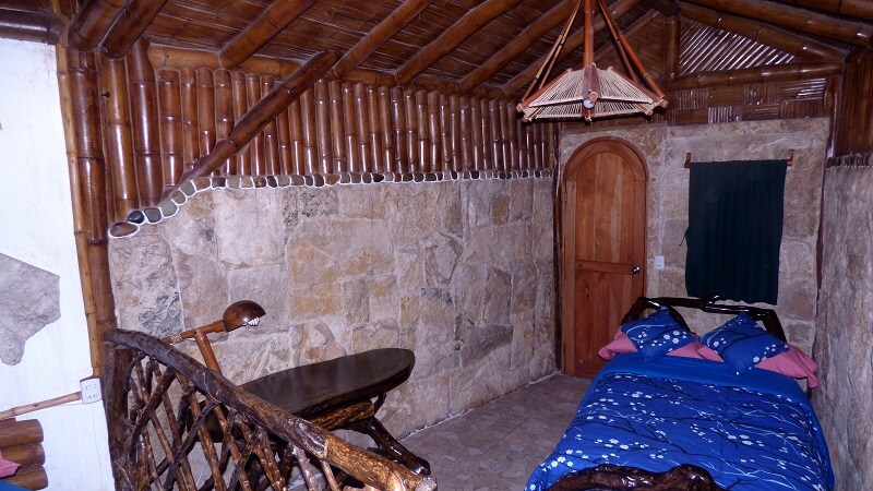 Einzelbett im Dreibettzimmer in der Hacienda El Dorado, Ecuador