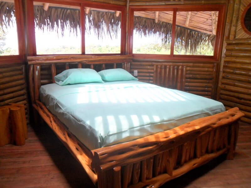 Doppelbett oberes Turmzimmer in der Hacienda El Dorado, Ecuador